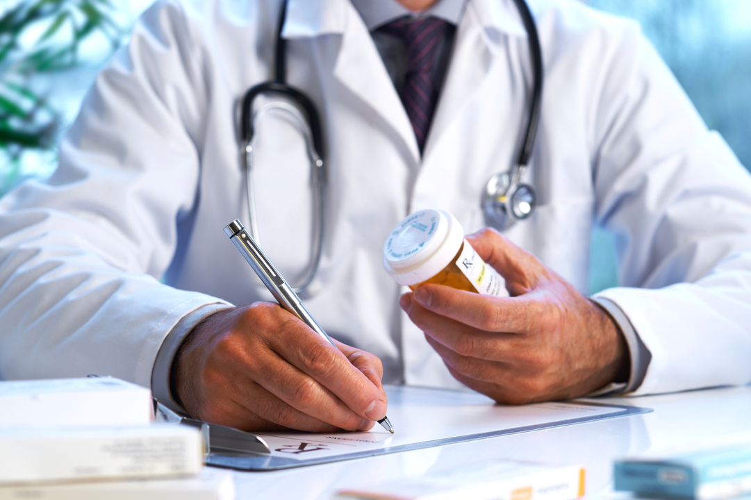 лекар предписва лекарства след операция за уголемяване на пениса